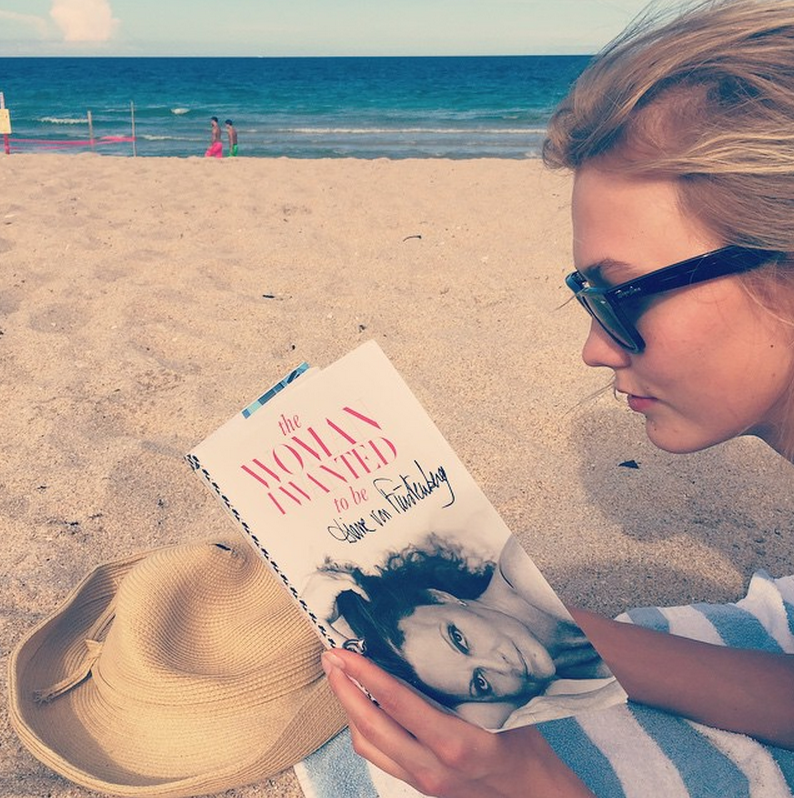 Intelektuálka: Karlie Kloss si na pláž berie povinné módny čítanie od Diane von Furstenberg. 