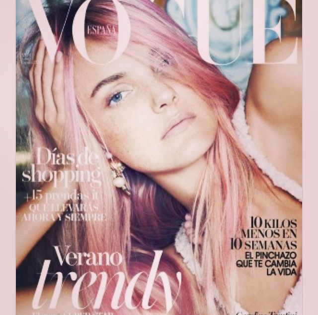 Caroline Trentini na obálke Vogue España.