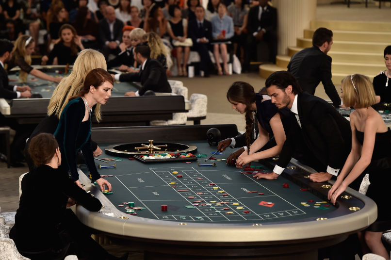 Hviezdne osadenstvo v Chanel couture kasíne.
