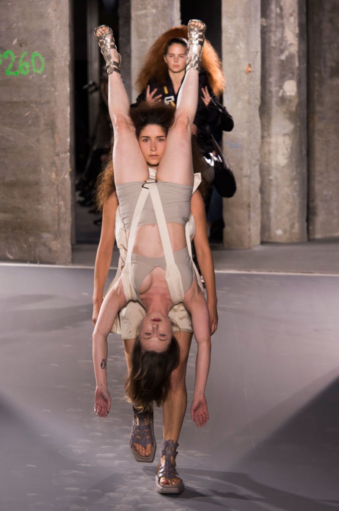 Rick Owens na módnej prehliadke jar/le<script srcset=