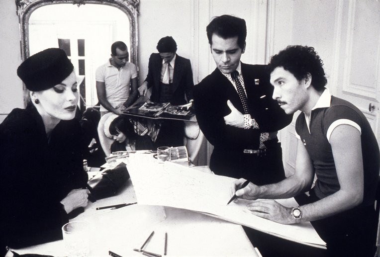 Karl Lagerfeld s priateľmi v ateliéri.
