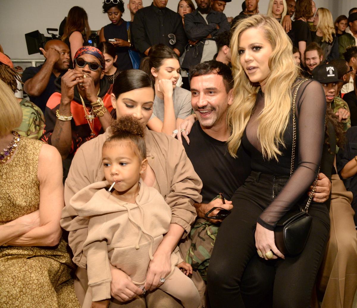 Šéfdizajnér Givenchy má ku klanu Kardashianovcov veľmi blízko.